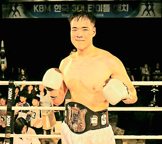 최종인이 2025년 6월 부산광역시 농심호텔 허심청 대청홀 특설링에서 사단법인 한국복싱커미션 라이트헤비급 챔피언 등극 기념 촬영을 하고 있다. 사진=KBM