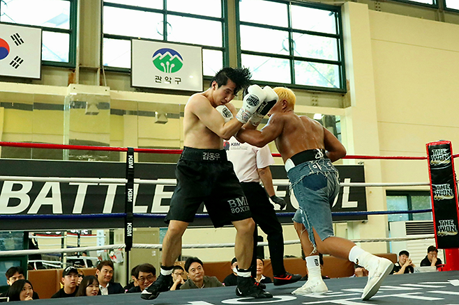 이태동이 2025년 9월 서울특별시 관악구민종합체육센터 사단법인 한국복싱커미션 라이트헤비급 챔피언결정전에서 슈퍼미들급 타이틀 도전자 출신 김동우를 공격하고 있다. 사진=KBM