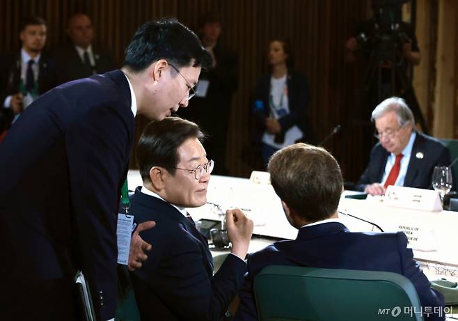 [카나나스키스(캐나다)=뉴시스] 최진석 기자 = 이재명 대통령이 17일(현지 시간) 캐나다 앨버타주 카나나스키스 주요 7개국(G7) 정상회의장에서 업무오찬 및 G7 정상회의 확대세션에 참석해 에마뉘엘 마크롱 프랑스 대통령과 대화하고 있다. 2025.06.18. myjs@newsis.com /사진=