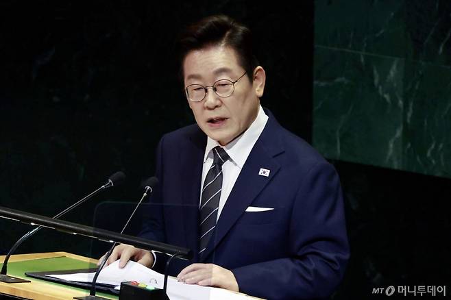 [뉴욕=뉴시스] 최동준 기자 = 이재명 대통령이 23일(현지 시간) 미국 뉴욕 유엔 본부에서 열린 제80차 유엔 총회에서 기조연설을 하고 있다. 2025.09.24. photocdj@newsis.com /사진=최동준