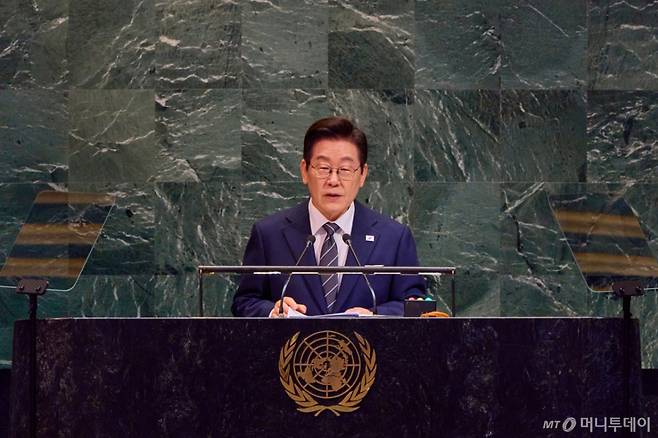 [뉴욕=뉴시스] 최동준 기자 = 이재명 대통령이 23일(현지 시간) 미국 뉴욕 유엔 본부에서 열린 제80차 유엔 총회에서 기조연설을 하고 있다. (공동취재) 2025.09.24. photocdj@newsis.com /사진=
