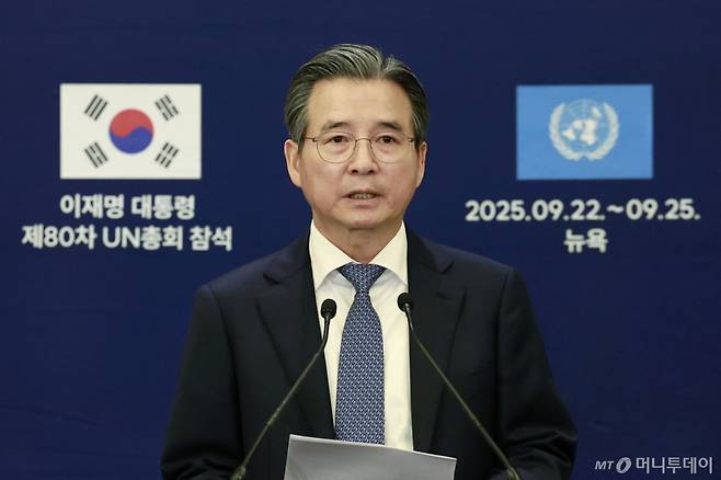 [뉴욕=뉴시스] 최동준 기자 = 김용범 정책실장이 24일(현지 시간) 미국 뉴욕의 한 호텔 한국 프레스센터에서 이재명 대통령의 스콧 베센트 미국 재무장관 면담 관련 브리핑을 하고 있다. 2025.09.25. photocdj@newsis.com /사진=최동준