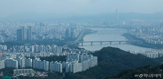 (서울=뉴스1) 안은나 기자 = 서울 아파트 매매가격이 9월 4주(22일 기준) 0.19% 상승으로 3주 연속 상승폭이 확대되고 한강변 인기 지역을 중심으로 강세를 보이고 있는 25일 남산 N서울타워에서 성동구, 송파구 일대 아파트가 보이고 있다. 2025.9.25/뉴스1  Copyright (C) 뉴스1. All rights reserved. 무단 전재 및 재배포,  AI학습 이용 금지. /사진=(서울=뉴스1) 안은나 기자