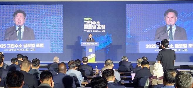 25일 제주 국제컨벤션센터에서 열린 '2025 그린수소 글로벌 포럼' 개막식에서 오영훈 제주특별자치도지사가 축사를 하고 있다.