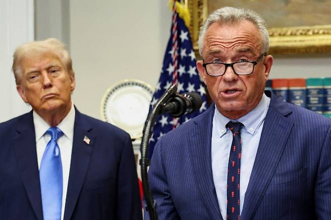 도널드 트럼프 미국 대통령이 22일(현지시간) 미국 워싱턴 D.C. 백악관에서 로버트 F. 케네디 주니어 미국 보건복지부 장관의 발표를 듣고 있다. 이날 트럼프 대통령은 임신 중 타이레놀 복용이 아동 자폐증 급증과 개연성이 있을 것이라는 취지의 주장을 했다. /사진=로이터=뉴스1