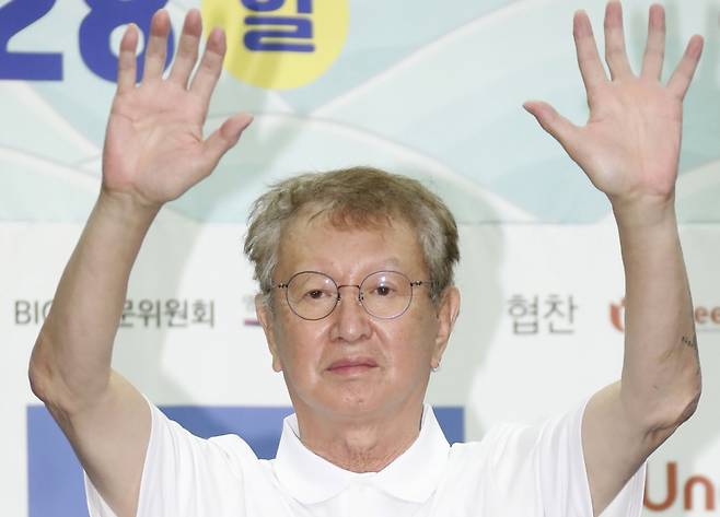 코미디언 전유성이 25일 밤 전북대학교병원에서 별세했다. 전유성은 이날 오후 9시 5분께 전북대병원에서 향년 76세를 일기로 생을 마감했다. 전유성은 폐기흉 증세가 악화돼 최근 전북대병원에 입원해 치료를 받았던 것으로 알려졌다./사진=뉴스1