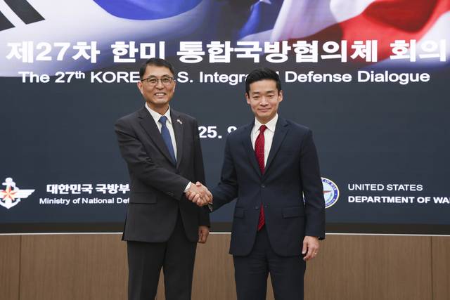 23∼24일 서울에서 열린 제27차 한미 통합국방협의체(KIDD) 회의에 우리 국방부의 윤봉희(왼쪽) 국방정책실장 대리와 미국 국방부의 존 노(오른쪽) 동아시아부차관보가 양측 수석대표로 참석해 악수하고 있다.국방부 제공