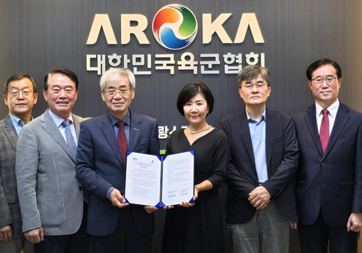 권오성(오른쪽 네번째) 대한민국육군협회장과 박영욱(오른쪽 세번째) 한국국방기술학회 이사장이 24일 업무협약을 체결한 뒤 기념 촬 하고 있다. 육군협회 제공