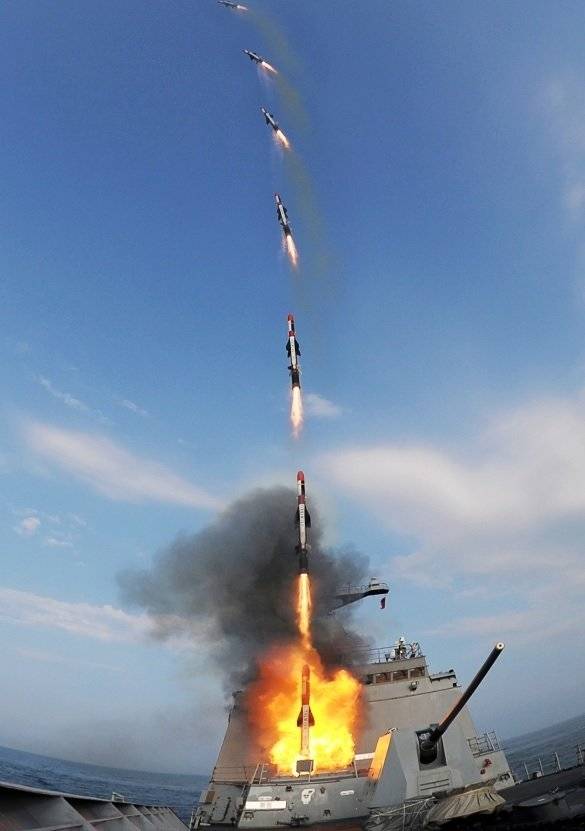 한국형 구축함에서 수직발사체계 탄도탄 발사장면. 해군 제공