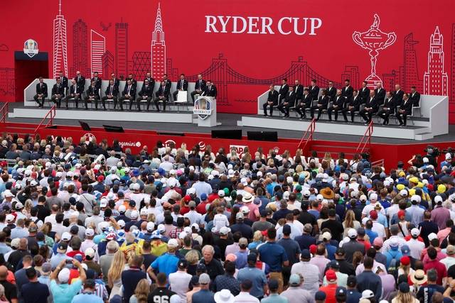 미국의 단장인 키건 브래들리가 25일(한국시간) 미국 뉴욕주 파밍데일의 베스페이지 블랙코스에서 열린 2025 라이더컵 개막식에서 수많은 골프팬을 앞에 두고 연설을 하고 있다.  AFP 연합뉴스