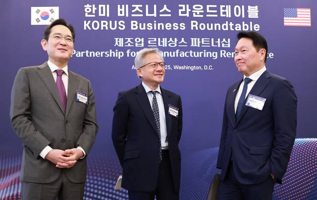 한달전 미국서  : 이재용(왼쪽) 삼성전자 회장과 최태원(오른쪽) 대한상공회의소 회장(SK그룹 회장)이 지난달 25일(현지시간) 미국 워싱턴DC 윌러드호텔에서 열린 한·미 비즈니스 라운드 테이블 리셉션에서 젠슨 황 엔비디아 CEO와 대화하고 있다.  연합뉴스