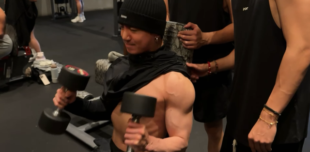 그룹 방탄소년단 멤버 정국이 운동에 열중하는 모습 / 유튜브 마선호