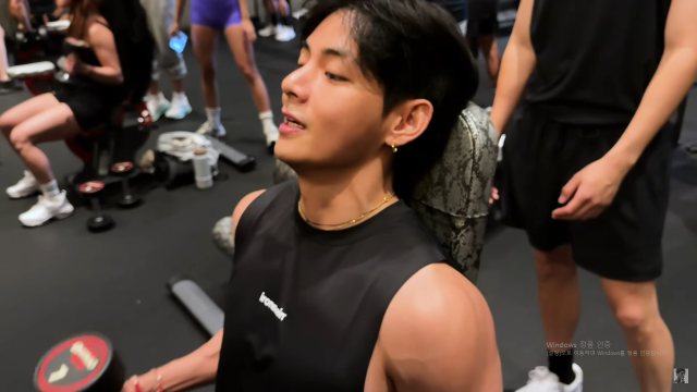 그룹 방탄소년단 멤버 뷔가 운동하는 모습 / 유튜브 마선호