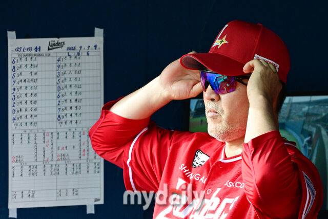 7일 오후 서울 잠실야구장에서 진행된 '2025 신한 SOL뱅크 KBO 리그' SSG-LG의 경기.SSG 이숭용 감독이 경기를 지켜보고 있다.