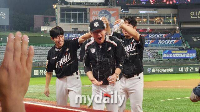 이강철 감독(가운데)이 통산 1000경기에 출전했다. 원상현(왼쪽)과 박건우(오른쪽)이 축하의 물세례를 선사했다./인천=김경현 기자