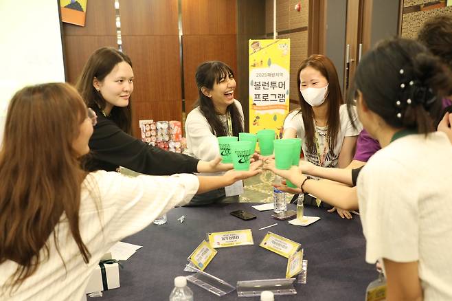 폐광지역 지역문화를 세계에 알리고, 봉사문화를 활성화하기 위한 강원랜드의 ‘볼런투어 캠프’ 외국인 자원봉사자들의 녹색 약속.