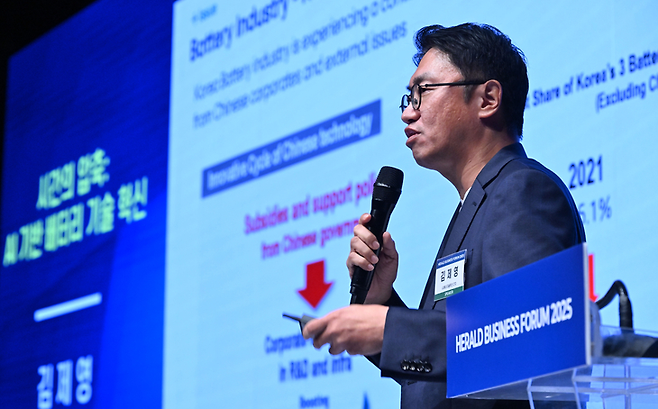 김제영 LG에너지솔루션 CTO가 24일 오전 서울 중구 신라호텔 다이너스티홀에서 열린 ‘헤럴드 기업포럼 2025’에서 ‘시간의 압축: AI 기반 배터리 기술 혁신’을 주제로 강연을 하고 있다. 임세준 기자