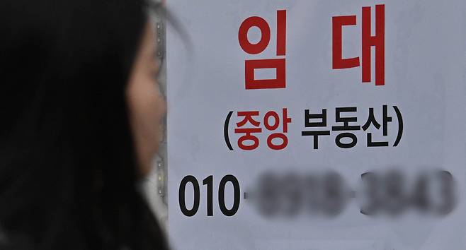 자영업자 취약차주 비중이 11년 만에 최대치를 기록하고 한계기업 비중이 치솟으면서 한국 금융 건전성이 자칫 저하될 가능성이 생겼다. 사진은 서울 서대문구 신촌 연세로의 한 점포에 부착된 임대 안내문 [헤럴드DB]