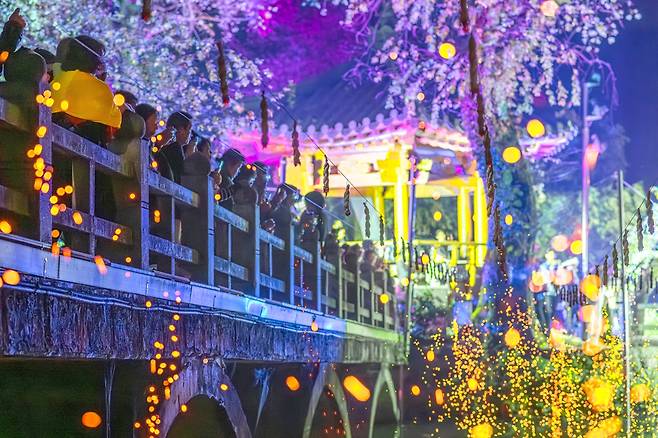 낙화놀이를 구경하는 일본인 단체관광객[한국관광공사 제공]