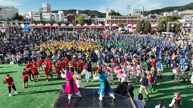 2025 안동국제탈춤 페스티벌이 오는 26일부터  10월 5일까지 “춤추는 탈, 다양한 얼굴을 찾아서‘란 주제로 열린다.사진은 지난해 행사모습 [안동시 제공]