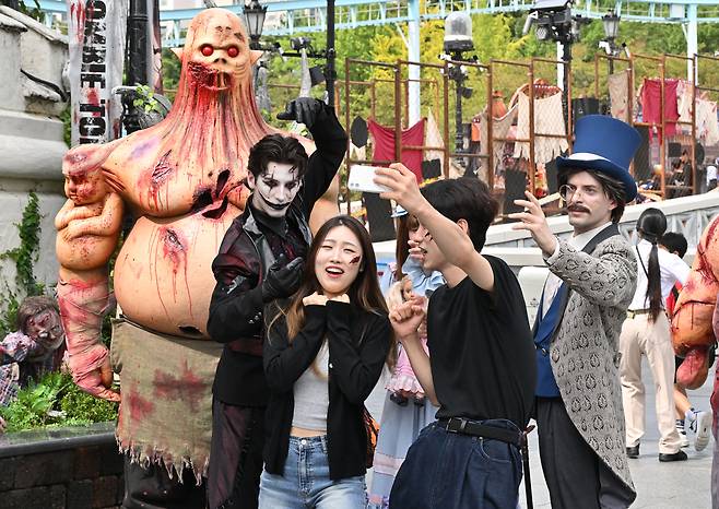 25일 오전 서울 송파구 롯데월드 어드벤처 매직아일랜드에서 연기자들이 롯데월드 호러 판타지 가을 시즌 축제 ‘스트리트 호러쇼: 더 마리오네트’를 선보이고 있다. 임세준 기자