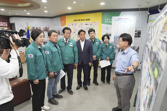 안동시의회 문화복지위원회가 안동국제탈춤페스티벌 개막을 앞두고 축제장을 점검하고 관계자들을 격려했다.[안동시 의회 제공]