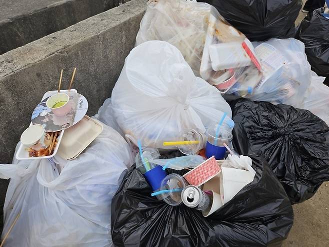 서울 소재 한 대학교 축제 현장에 버려진 쓰레기들. 김광우 기자.
