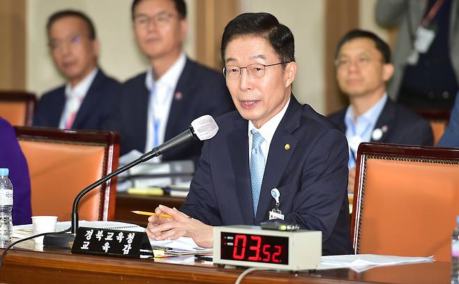 임종식 경북도교육감이 지난 2023년 20월 대구 북구 경북대학교 글로벌플라자에서 열린 국회 교육위원회의 대구광역시교육청, 경상북도교육청, 강원특별자치도교육청에 대한 국정감사에서 질의에 답하고 있다. [뉴시스]