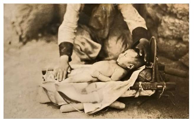 [서울=뉴시스]몽골식 요람 울르기. 울루기는 옛날 몽골 유목민들이 초원에서 말을 타고 이동할 때 아기를 안전하게 보호하는 역할을 했다.(사진출처: 홍콩 사우스차이나모닝포스트 캡처) 2025.09.24.