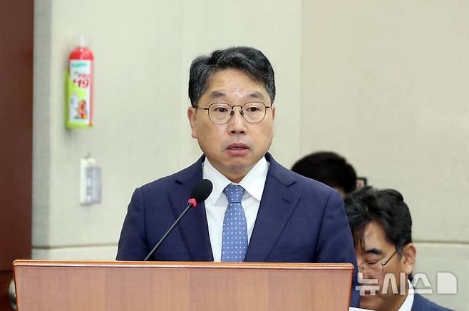 [서울=뉴시스] 고승민 기자 = 노만석 검찰총장 직무대행이 10일 서울 여의도 국회에서 열린 행정안전위원회의 오송 지하차도 참사 진상규명 및 재발방지 대책마련을 위한 국정조사에서 기관보고를 하고 있다. 2025.09.10. kkssmm99@newsis.com