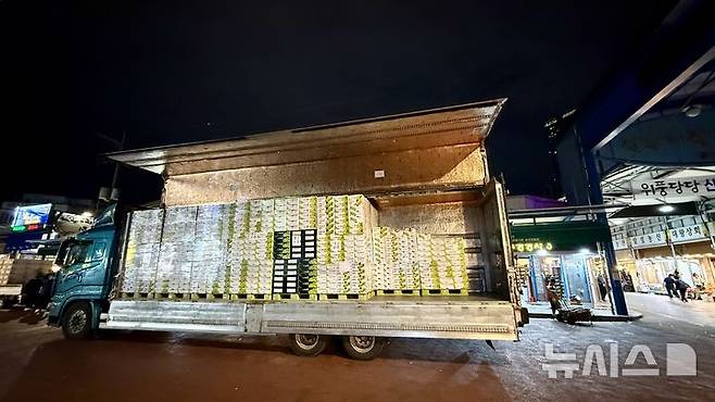 [서울=뉴시스] 하다임 인턴 기자 = 23일 저녁 서울 동대문구 청량리 청과물 시장 포도박스 한가득 실은 화물차의 모습. 2025.09.24. hadaim@newsis.com