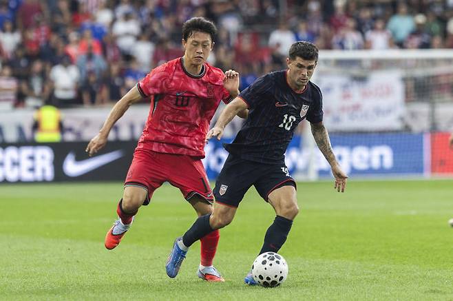 [해리슨=AP/뉴시스] 이재성(왼쪽)이 6일(현지 시간) 미 뉴저지주 해리슨 스포츠 일러스트레이티드 스타디움에서 열린 미국과의 친선 경기 중 공을 다투고 있다. 이재성은 전반 18분 손흥민의 선제골에 도움을, 손흥민은 1골 1도움을 기록하며 한국의 2-0 승리를 이끌었다. 2025.09.07.