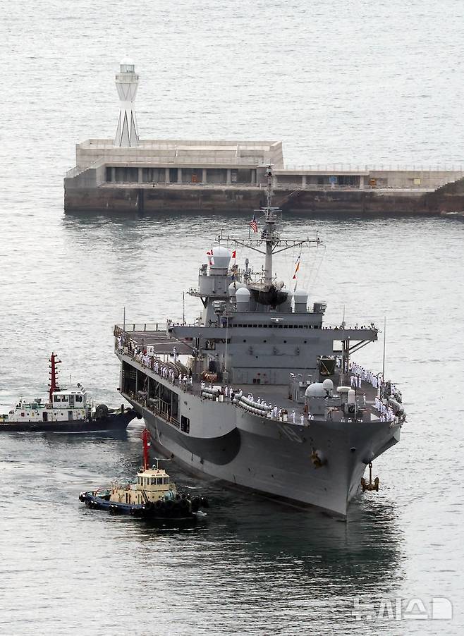 [부산=뉴시스] 하경민 기자 = 미국 해군 제7함대사령부 상륙지휘함인 '블루릿지'(LCC-19·1만9600t)가 25일 오전 부산 남구 해군작전사령부 부산작전기지에 입항하고 있다.  길이 194m, 폭 33m 규모에 승조원 1400여 명인 블루릿지함은 핵추진 항공모함인 로널드 레이건함(CVN-76)과 핵잠수함 10여척, 이지스 구축함 및 순양함 20여척, 항공기 300여 대를 지휘한다. 2025.09.25. yulnetphoto@newsis.com