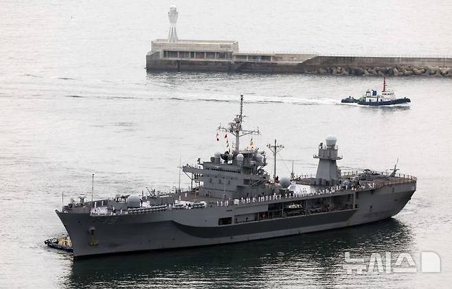 [부산=뉴시스] 하경민 기자 = 미국 해군 제7함대사령부 상륙지휘함인 '블루릿지'(LCC-19·1만9600t)가 25일 오전 부산 남구 해군작전사령부 부산작전기지에 입항하고 있다.  길이 194m, 폭 33m 규모에 승조원 1400여 명인 블루릿지함은 핵추진 항공모함인 로널드 레이건함(CVN-76)과 핵잠수함 10여척, 이지스 구축함 및 순양함 20여척, 항공기 300여 대를 지휘한다. 2025.09.25. yulnetphoto@newsis.com