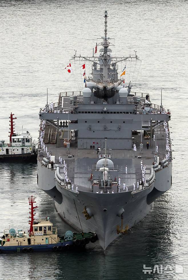 [부산=뉴시스] 하경민 기자 = 미국 해군 제7함대사령부 상륙지휘함인 '블루릿지'(LCC-19·1만9600t)가 25일 오전 부산 남구 해군작전사령부 부산작전기지에 입항하고 있다.  길이 194m, 폭 33m 규모에 승조원 1400여 명인 블루릿지함은 핵추진 항공모함인 로널드 레이건함(CVN-76)과 핵잠수함 10여척, 이지스 구축함 및 순양함 20여척, 항공기 300여 대를 지휘한다. 2025.09.25. yulnetphoto@newsis.com