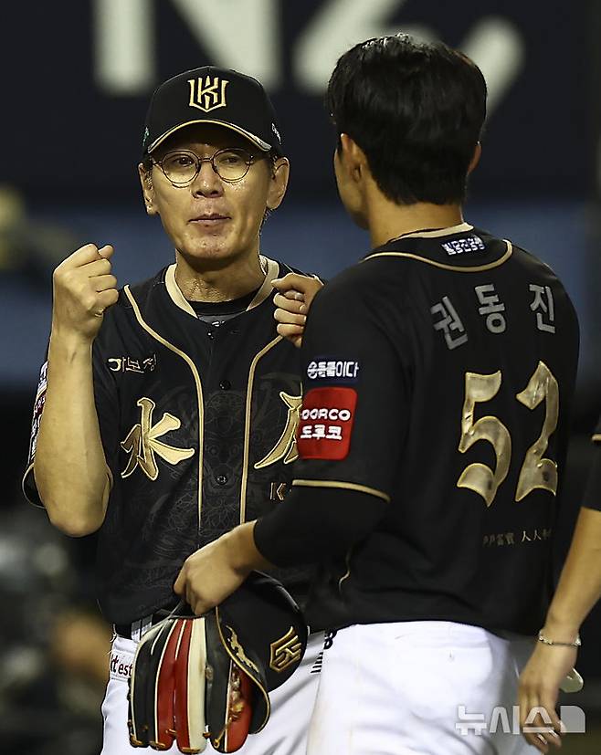 [서울=뉴시스] 김근수 기자 = 11일 서울 송파구 잠실야구장에서 열린 2025 KBO리그 KT 위즈 대 LG 트윈스의 경기에서 KT위즈가 6-4로 승리를 거두고 이강철 KT위즈 감독과 권동진이 기쁨을 나누고 있다. 2025.09.11. ks@newsis.com