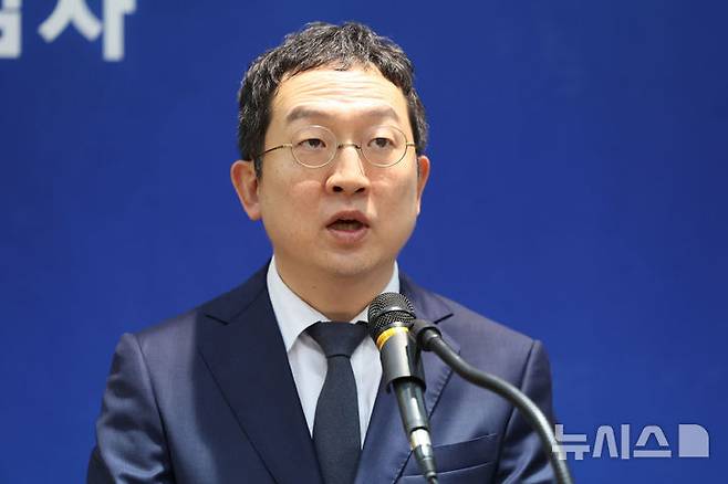 [서울=뉴시스] 권창회 기자 = 정민영 순직 해병 특검 특검보가 4일 오전 서울 서초구 이명현 순직 해병 특별검사 사무실에서 정례 브리핑을 하고 있다. 2025.09.04. kch0523@newsis.com