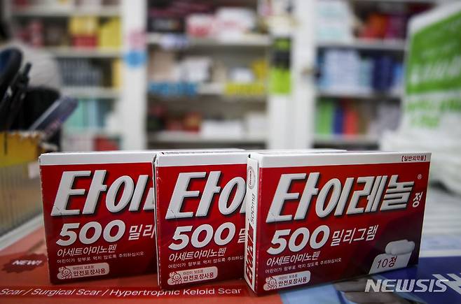 [서울=뉴시스] 정병혁 기자 = 지난 2023년 5월 10일 서울시내 한 약국에 타이레놀이 놓여있다. 2023.05.10. jhope@newsis.com