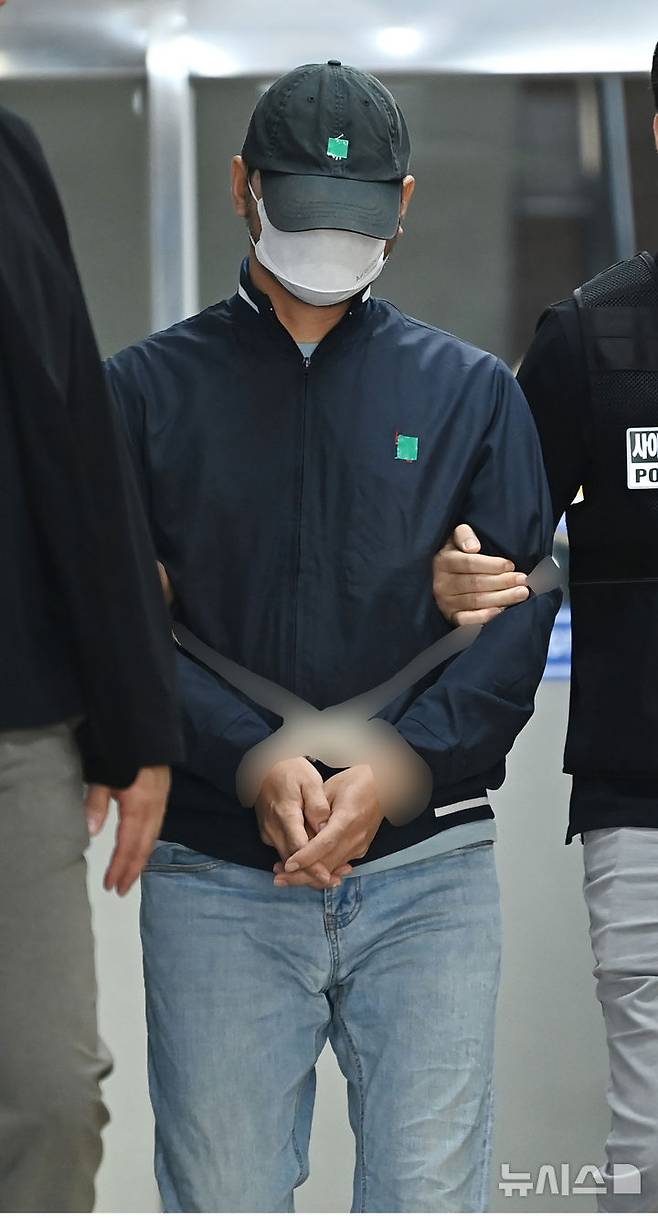 [수원=뉴시스] 김종택 기자 = KT 무단 소액결제 사건 피의자인 중국인 A(48·중국 국적)씨가 25일 경기 수원시 영통경찰서에서 정보통신망법 위반, 컴퓨터 사용 사기, 범죄수익 은닉규제법 위반 등 혐의로 검찰로 구속 송치되고 있다. 2025.09.25. jtk@newsis.com