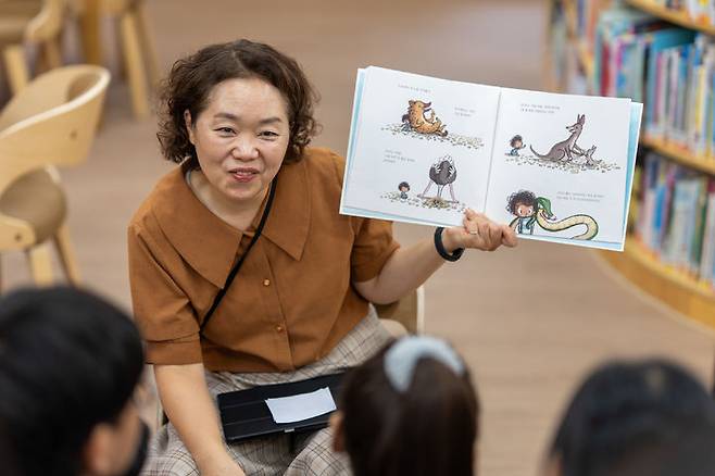 [울산=뉴시스] 구미현 기자 = 함께 책 읽으며 아이들의 삶을 가꾸는 울산 교사들. 사진은 다전초 이혜경 교사 (울산시교육청 제공) 2025.09.25. photo@newsis.com *재판매 및 DB 금지