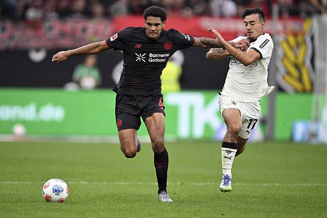 [레버쿠젠=AP/뉴시스] 묀헨글라트바흐의 옌스 카스트로프(오른쪽)가 21일(현지 시간) 독일 레버쿠젠 바이아레나에서 열린 2025-26 분데스리가 4라운드 바이엘04 레버쿠젠과 경기 중 공을 다투고 있다. 카스트로프는 분데스리가 선발 데뷔전으로 72분을 소화했으며 팀은 1-1로 비겼다. 2025.09.22.