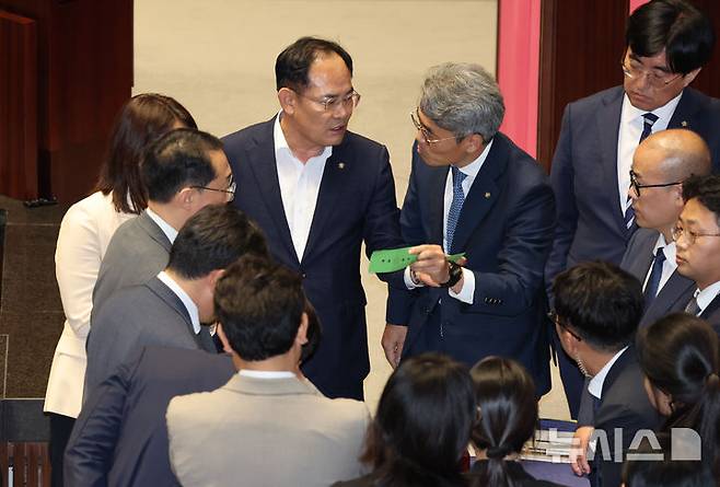 [서울=뉴시스] 김명년 기자 = 25일 오후 서울 여의도 국회에서 열린 본회의에서 신속처리안건 지정동의의 건 감표 요원인 김기표 더불어민주당 의원과 임종득 국민의힘 의원이 무효표 판단 기준을 두고 논쟁을 벌이고 있다. 2025.09.25. kmn@newsis.com