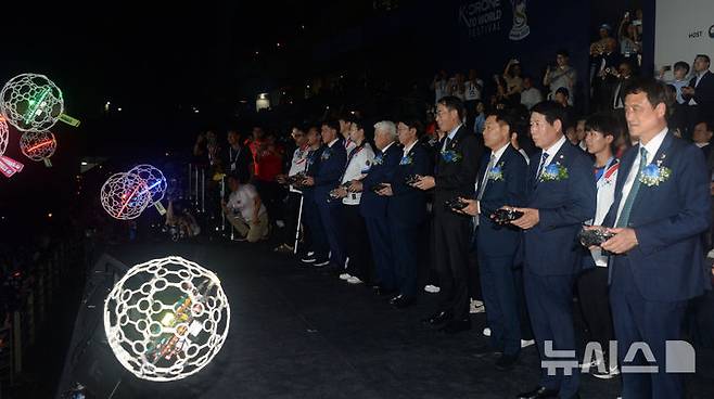 [전주=뉴시스] 김얼 기자 = 2025 전주드론축구 월드컵 개막식이 열린 25일 전북 전주시 전주월드컵경기장에서 내빈들이 개막 퍼포먼스를 하고 있다. 2025.09.25. pmkeul@newsis.com