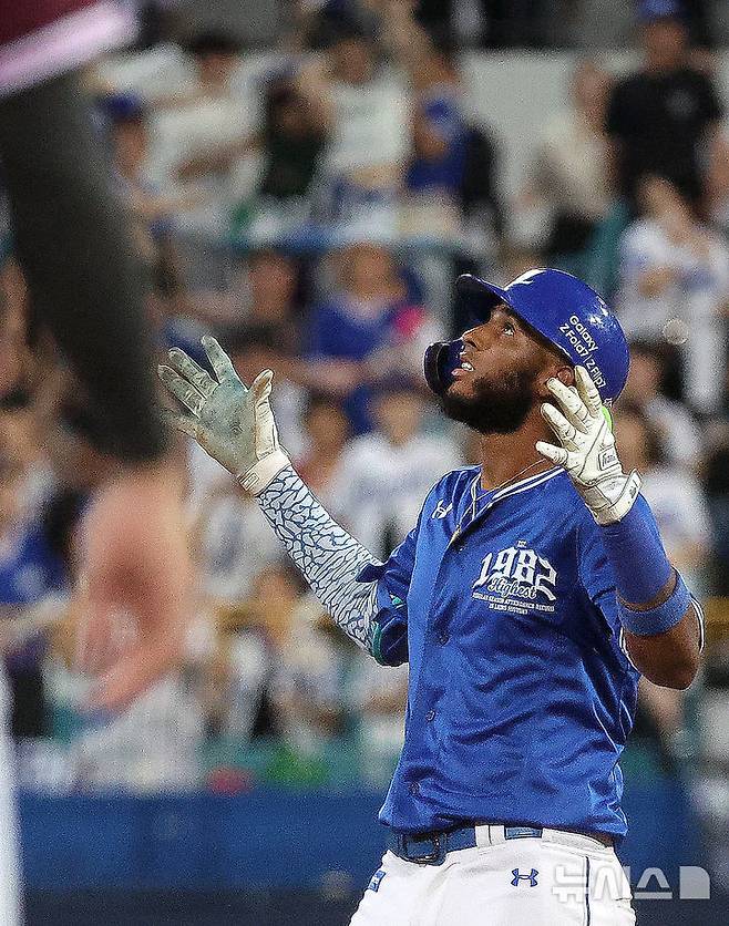 [대구=뉴시스] 이무열 기자 = 25일 대구 수성구 삼성라이온즈파크에서 열린 2025 신한 SOL 뱅크 KBO리그 키움 히어로즈와 삼성 라이온즈의 경기, 5회말 1사 주자 3루 상황에서 삼성 디아즈가 1타점 2루타를 친 뒤 기뻐하고 있다.삼성 라이온즈의 외국인 타자 르윈 디아즈가 KBO리그 역대 한 시즌 최다 타점 신기록을 작성했다. 2025.09.25. lmy@newsis.com