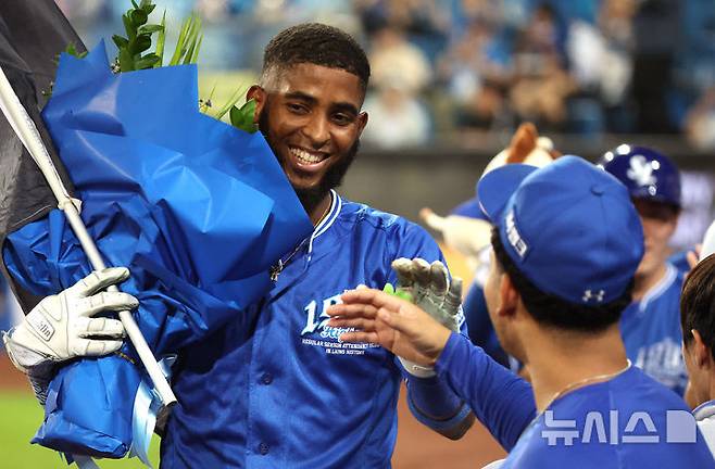 [대구=뉴시스] 이무열 기자 = 25일 대구 수성구 삼성라이온즈파크에서 열린 2025 신한 SOL 뱅크 KBO리그 키움 히어로즈와 삼성 라이온즈의 경기, 8회말 2사 주자 1,3루 상황에서 삼성 다아즈가 스리런 홈런을 친 뒤 더그아웃에 들어서며 동료들과 기뻐하고 있다. 2025.09.25. lmy@newsis.com