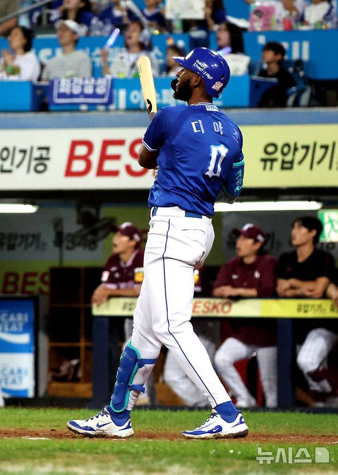 [대구=뉴시스] 이무열 기자 = 25일 대구 수성구 삼성라이온즈파크에서 열린 2025 신한 SOL 뱅크 KBO리그 키움 히어로즈와 삼성 라이온즈의 경기, 8회말 2사 주자 1,3 상황에서 삼성 디아즈가 스리런 홈런을 치고 있다. 2025.09.25. lmy@newsis.com