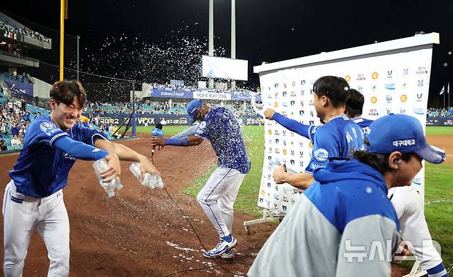 [대구=뉴시스] 이무열 기자 = 25일 대구 수성구 삼성라이온즈파크에서 열린 2025 신한 SOL 뱅크 KBO리그 키움 히어로즈와 삼성 라이온즈의 경기, 8회말 2사 주자 1,3루 상황에서 삼성 디아즈가 스리런 홈런을 치며 외인 최다 홈런 신기록 달성해 동료들의 축하를 받고 있다. 2025.09.25. lmy@newsis.com