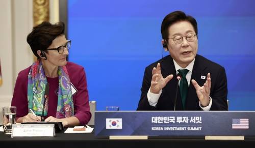 이재명 대통령, 뉴욕에서 한국경제설명회 이재명 대통령, 뉴욕에서 한국경제설명회     (뉴욕=연합뉴스) 한상균 기자 = 이재명 대통령이 25일(현지시간) 미국 뉴욕 증권거래소에서 열린 한국경제설명회 투자서밋에서 발언하고 있다. 2025.9.25     xyz@yna.co.kr (끝)   <저작권자(c) 연합뉴스, 무단 전재-재배포, AI 학습 및 활용 금지>