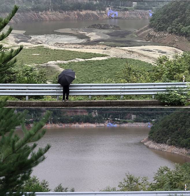 비가 오기 전(위)과 비 온 뒤 오봉저수지(아래)의 모습. 연합뉴스