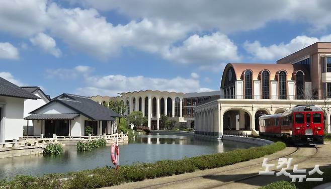 화웨이 '롄추후 R&D 센터'를 가로지르는 트램. 상하이=임진수 특파원